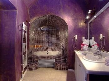 Elegantes Badezimmer in Lila