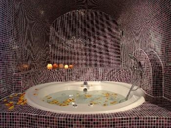 Wunderschöner Whirlpool in einer Honeymoon Suite