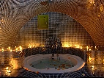 Gigantisch und total romantisch mit Kerzen der Whirlpool in der Honeymoon Suite