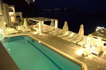 In der Nacht ist der Blick vom Pool auf die Caldera und die ruhig in der Ägäis liegenden großen Überseedampfer einfach umwerfend!