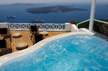 Relaxen Sie am Pool und lassen Sie die gigantische, beeindruckende Landschaft Santorins auf sich wirken