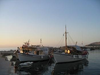 Fischerboote in der Dämmerung auf Paros
