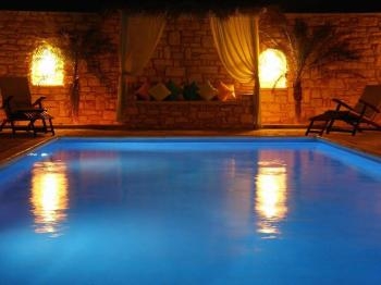 Der Pool Villa 9 sorgt für romantische Stimmung bei Nacht